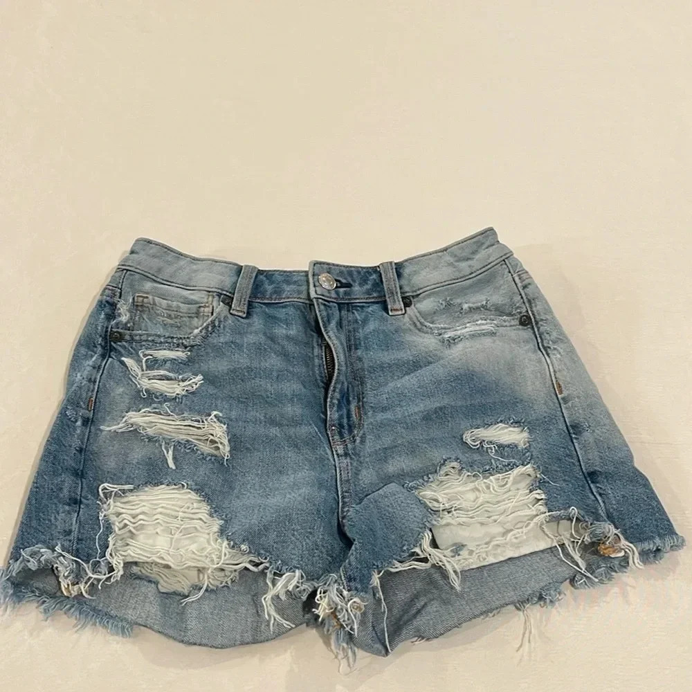American Eagle women a jean shorts high rise mom short distressed size‎ 4 EUC